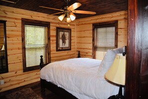 3 slaapkamers, een strijkplank/strijkijzer, gratis wifi, beddengoed