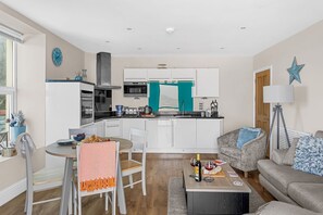 Fridge, microwave, oven, stovetop - 11 At The Beach, Torcross -  an apartment that sleeps 4 guests in 2 bedrooms (Kingsbridge)