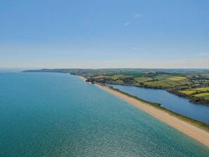 On the beach - 11 At The Beach, Torcross -  an apartment that sleeps 4 guests in 2 bedrooms (Kingsbridge)