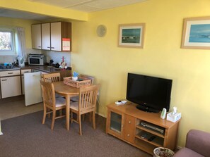 Interior - Holiday Chalet in Widemouth Bay Holiday Village, Bude - path to sandy beach. (Bude)