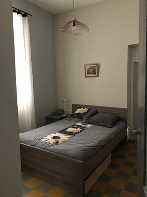 2 quartos, escrivaninha, ferros/tábuas de passar roupa