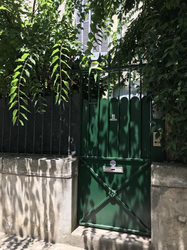 Exterior detail - 2 steps from the Jardins de la Fontaine for 4 or 6 people (NIMES)