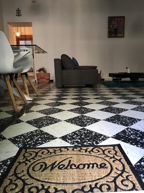 Interior - 2 steps from the Jardins de la Fontaine for 4 or 6 people (NIMES)