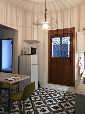 Fridge, microwave, stovetop, dishwasher - 2 steps from the Jardins de la Fontaine for 4 or 6 people (NIMES)