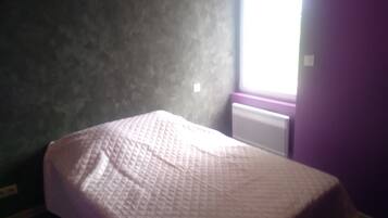 5 makuuhuonetta, silitysrauta/-lauta, vuodevaatteet