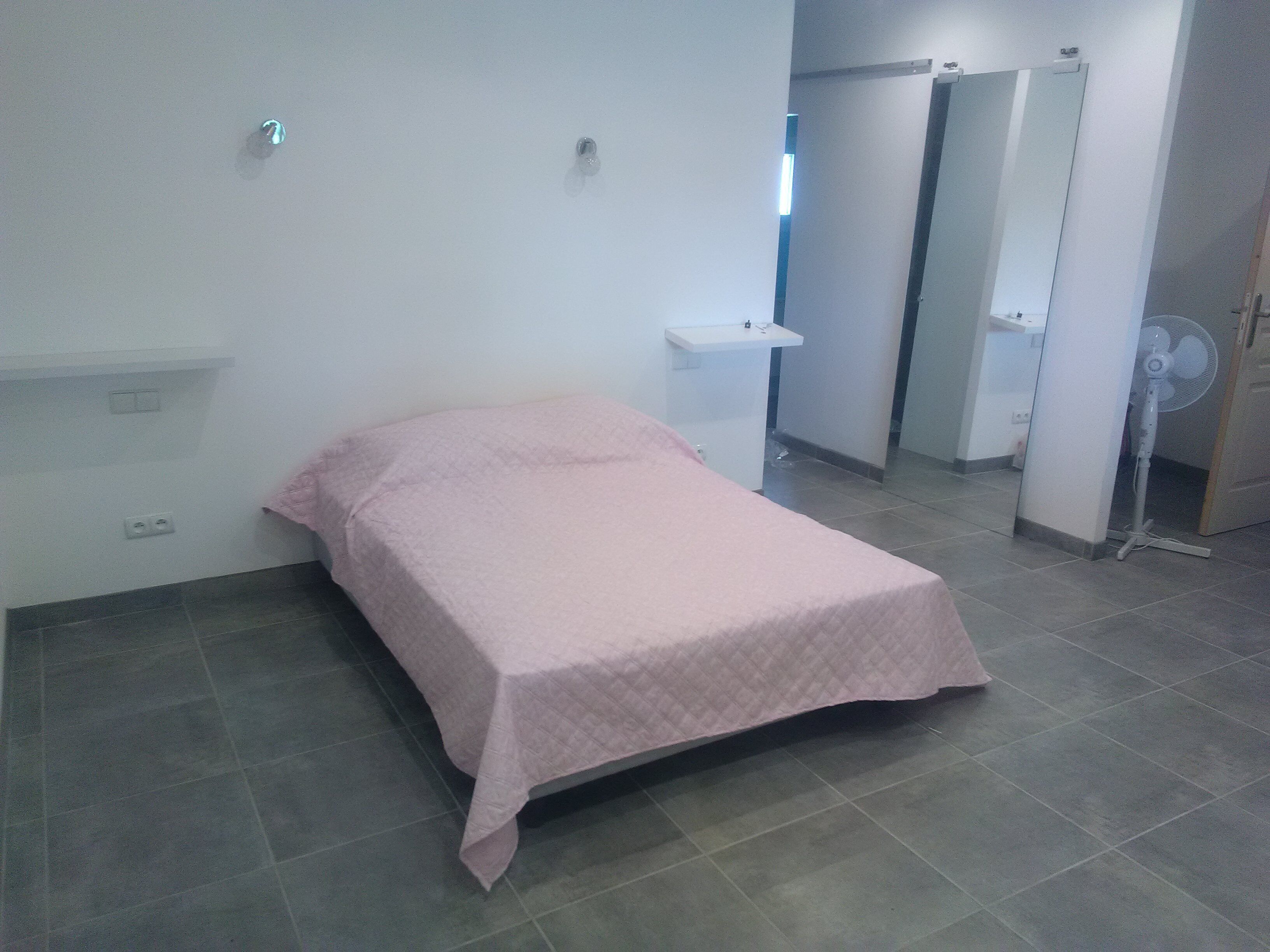 5 bedrooms, iron/ironing board, bed sheets