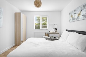 2 bedrooms, iron/ironing board, Internet, bed sheets