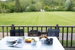 Outdoor dining - Woodpecker Lodge, Redlake Farm (Somerton)