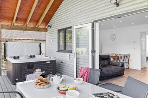 Outdoor dining - Woodpecker Lodge, Redlake Farm (Somerton)