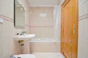 Badekar, hårtørrer, bidet, håndklæder