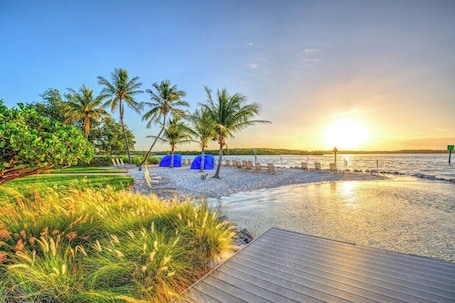 Beach. Grand Marina Suite - Poolside & Waterfront Condo