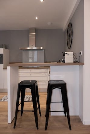 Fridge, microwave, oven, dishwasher - Le Tucou, Bel appartement de Standing (Beaudéan)