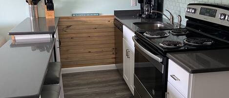 Geladeira, micro-ondas, fogão, cooktop