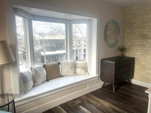 Cozy 1-bedroom condo in downtown Saugatuck, perfect for a romantic getaway.