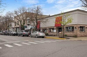 Exterior - Cozy 1-bedroom condo in downtown Saugatuck, perfect for a romantic getaway. (Saugatuck)