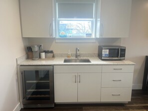 Kühlschrank, Mikrowelle, Wasserkocher mit Kaffee-/Teezubehör