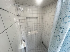 Dusch, hårtork och handdukar
