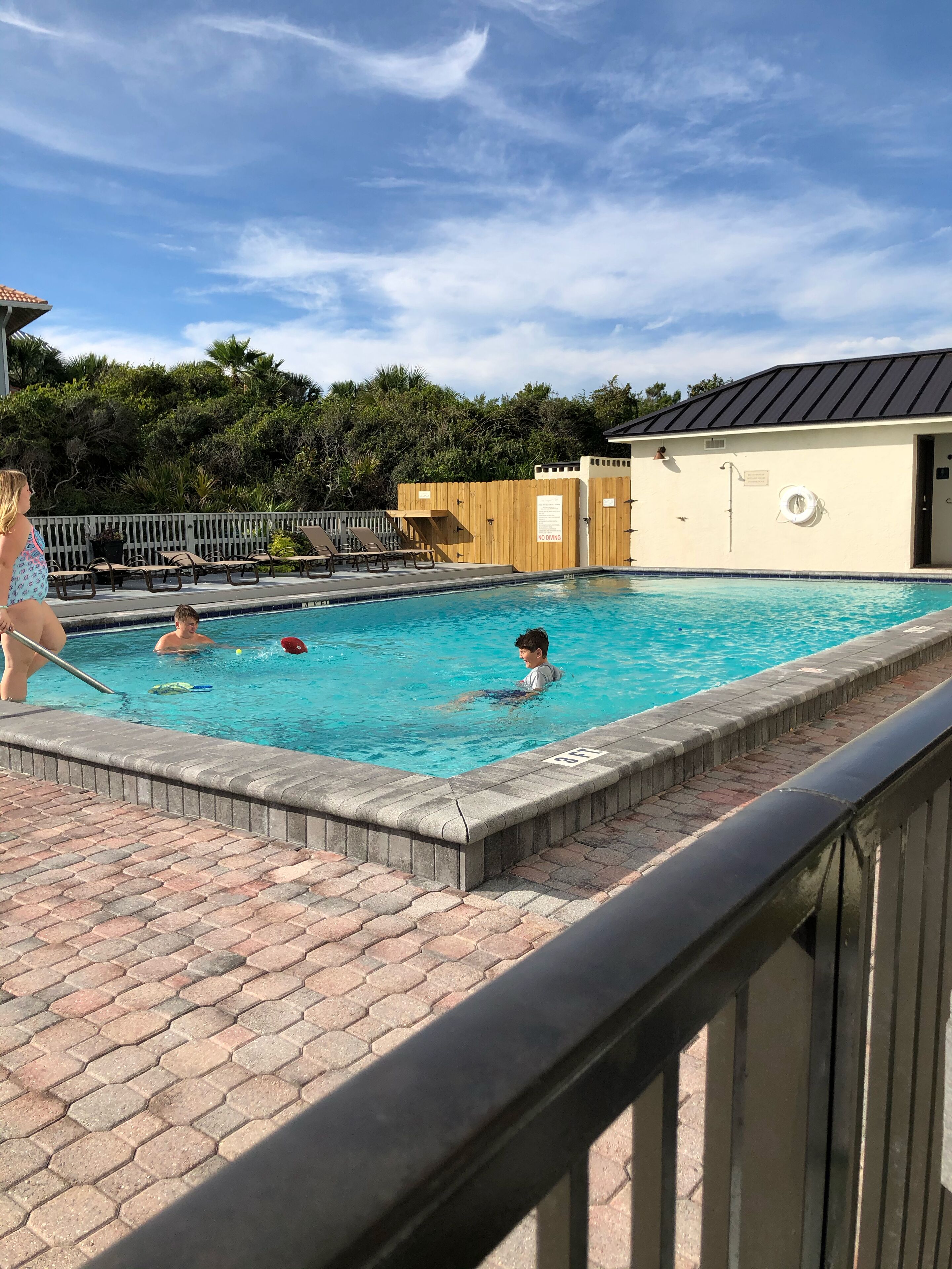 Utendørsbasseng og et oppvarmet basseng