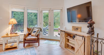 Ski-in Condo w/ Hot Tub on Burke Mtn Slopes!