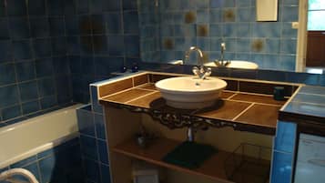 Baignoire, sĂšche-cheveux, papier toilette