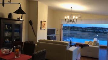 Smart TV, chimenea, reproductor de DVD y videoteca
