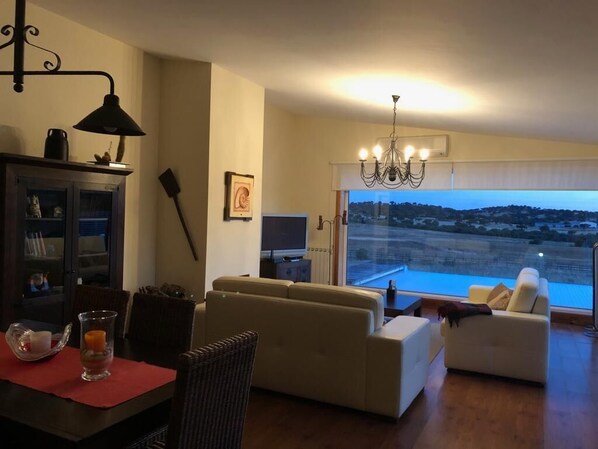 Een smart-tv, een open haard, een dvd-speler en een filmbibliotheek