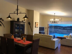 Smart TV, chimenea, reproductor de DVD y videoteca 