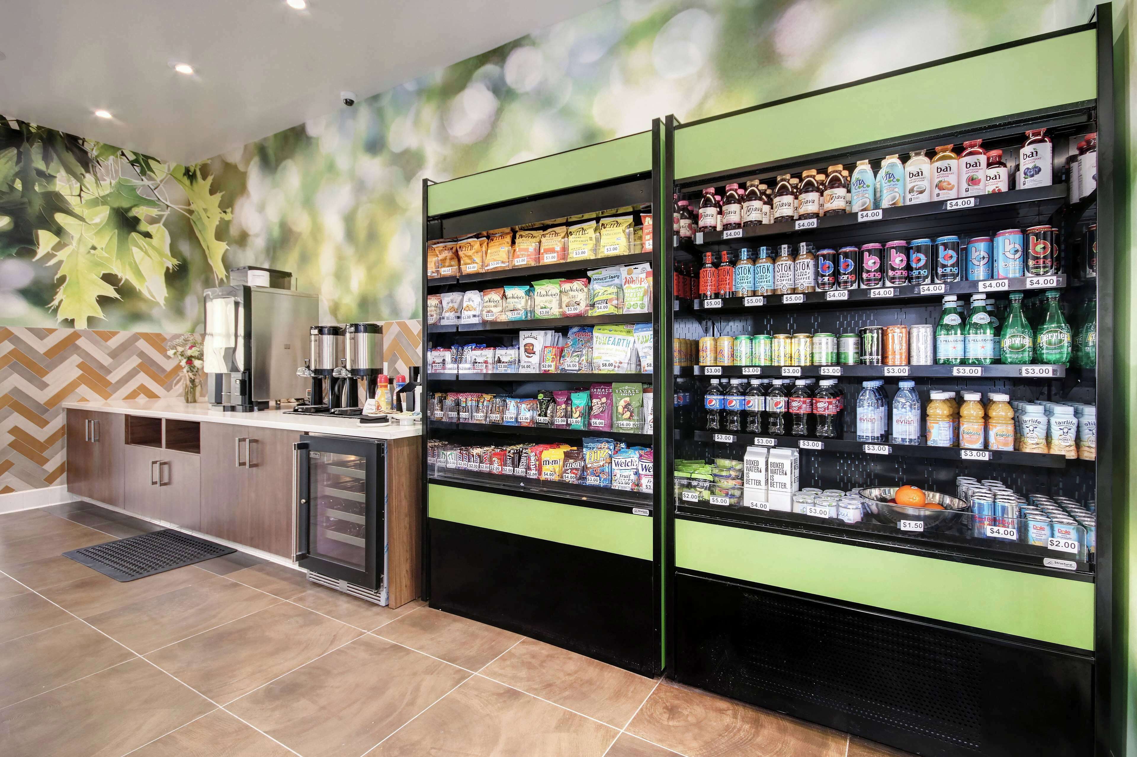 Un distributeur automatique de boissons en libre-service proposant une variété de boissons et d’en-cas.