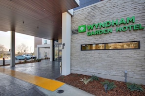 Wyndham Garden Hotels exteriör, med en modern fasad av tegel och en tydlig skylt.