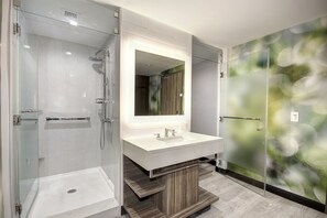 1 King Bed, Mobility Accessible Room, Bathtub w/Grab Bars, Non-Smoking | Bathroom sink