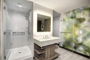 1 King Bed, Mobility Accessible Room, Bathtub w/Grab Bars, Non-Smoking | Bathroom sink
