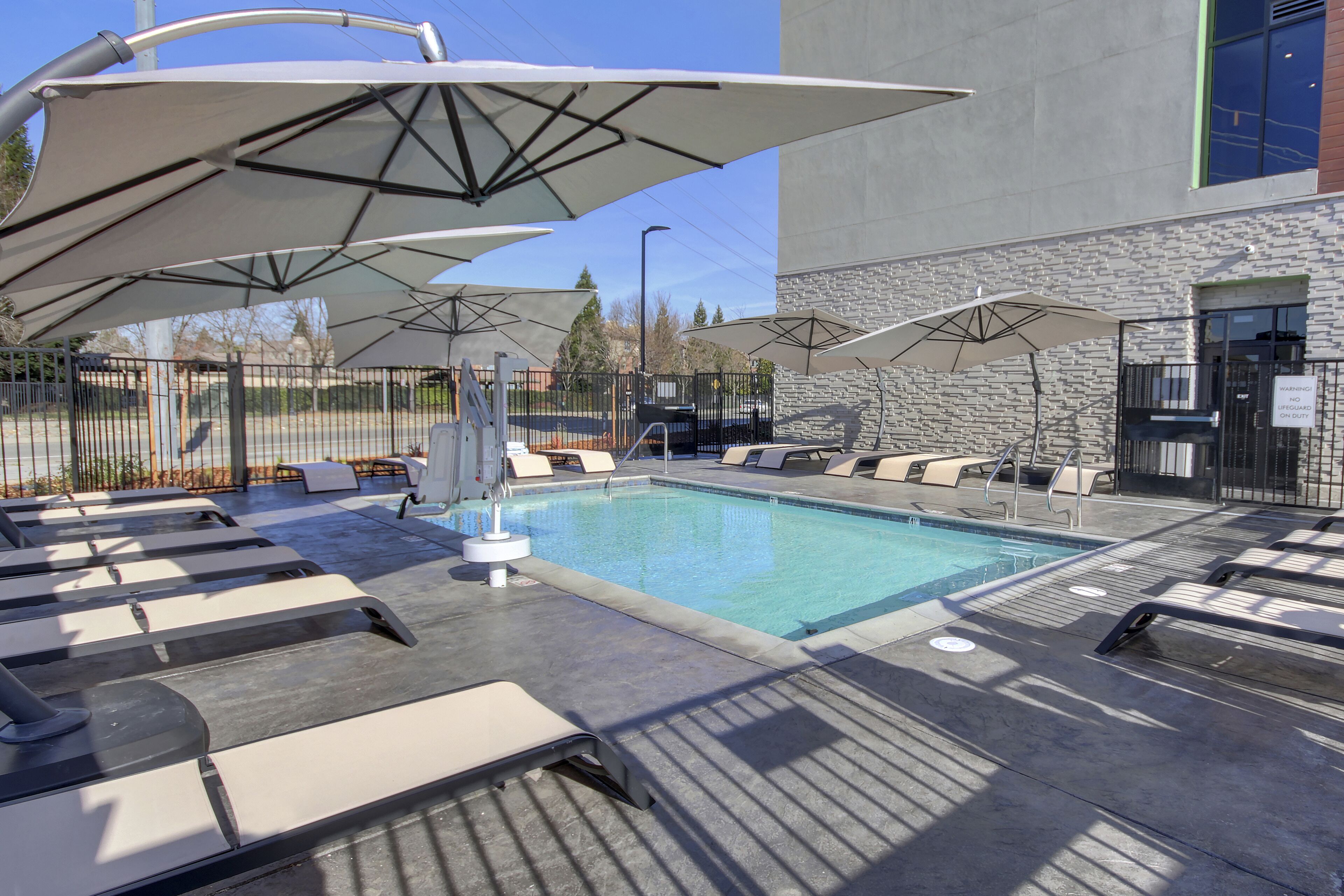 室外泳池；06:00 至 22:00 開放；躺椅