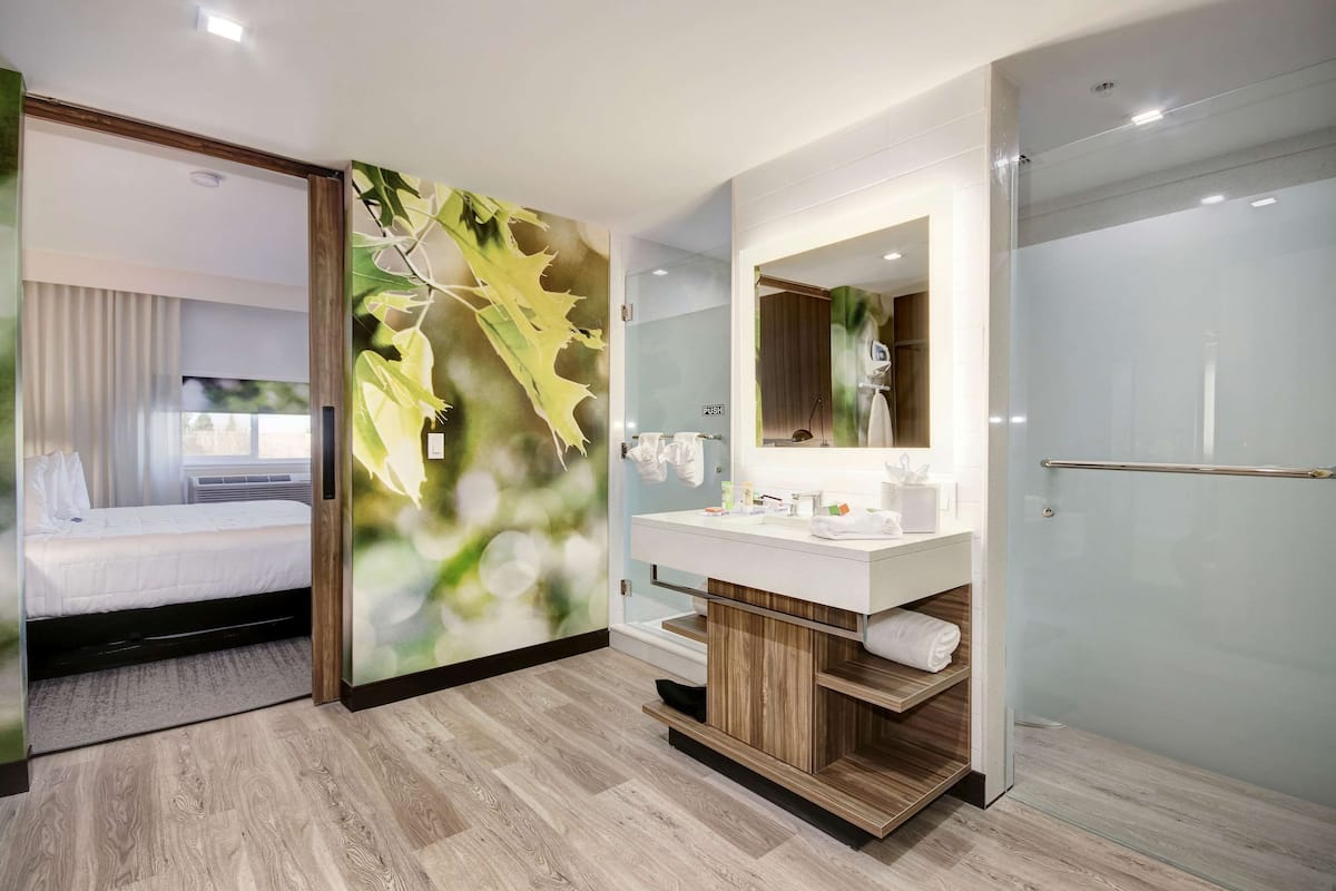 egyptian cotton sheets, premium bedding, pillow-top beds, in-room safe