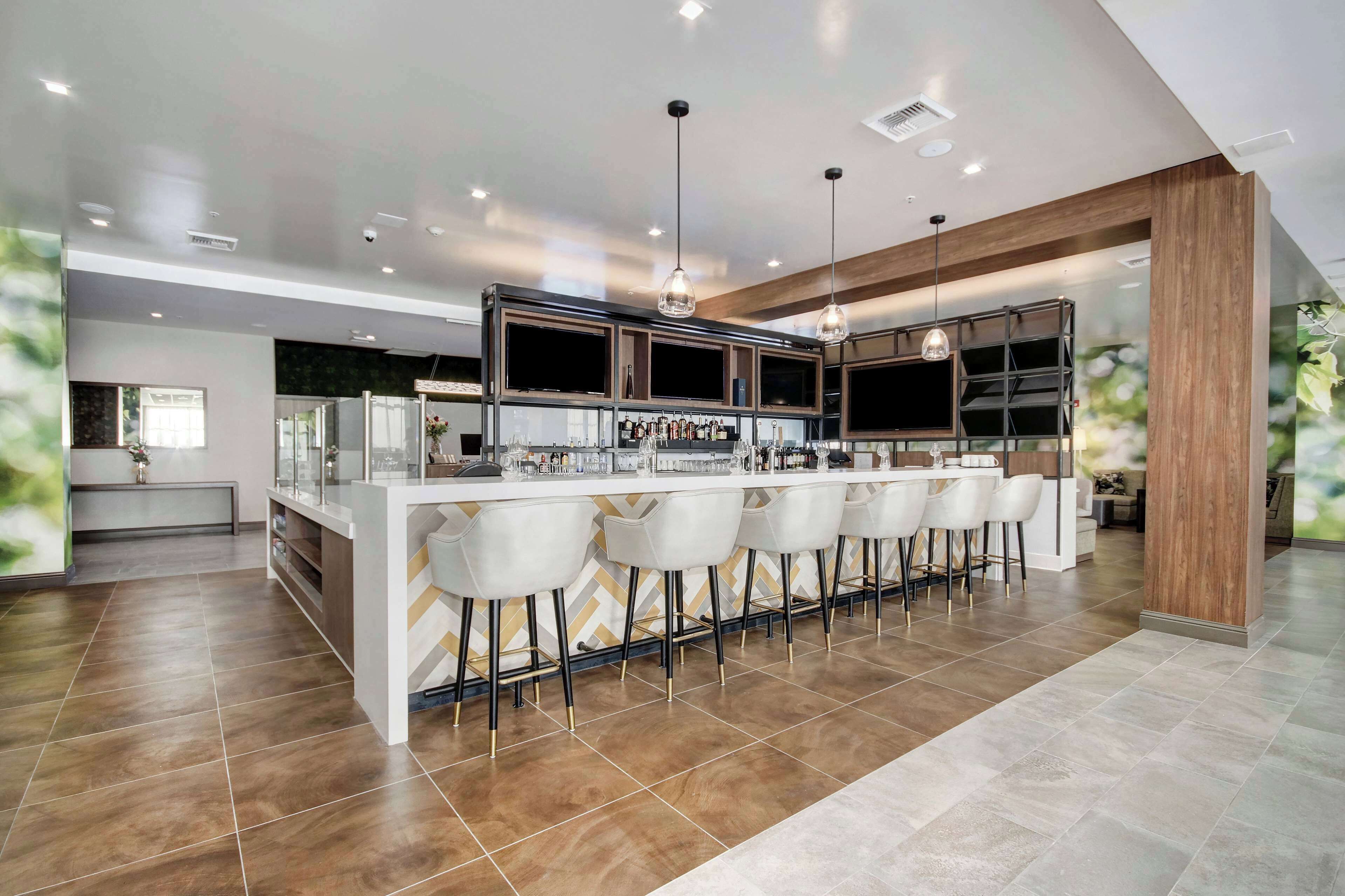 Alberca al aire libre, acceso de 06:00 a 22:00, y camastros 