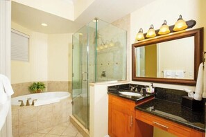 Baignoire, sèche-cheveux, serviettes fournies