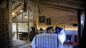 3 bedrooms, in-room safe, iron/ironing board, WiFi
