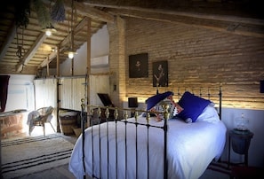 3 bedrooms, in-room safe, iron/ironing board, WiFi - No need for a car! A stylish Rustic Escape in a distinct rural location! (Almàssera, Comunidad Valenciana)
