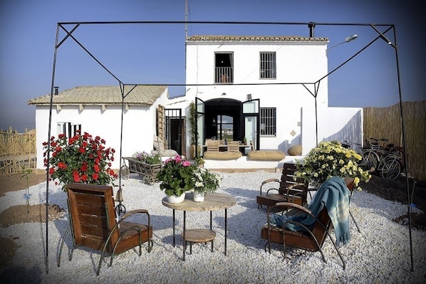 Property grounds - No need for a car! A stylish Rustic Escape in a distinct rural location! (Almàssera, Comunidad Valenciana)