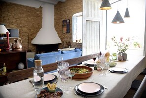 Dining - No need for a car! A stylish Rustic Escape in a distinct rural location! (Almàssera, Comunidad Valenciana)