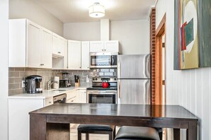 Réfrigérateur, four à micro-ondes, un four, surface de cuisson