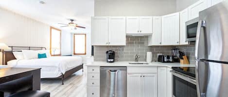 Een koelkast, een magnetron, een oven, een kookplaat