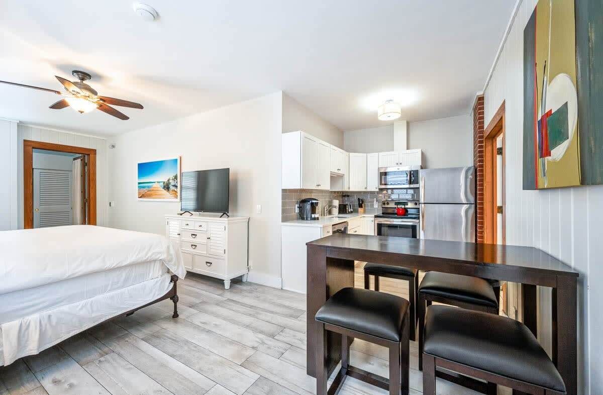1 habitación, tabla de planchar con plancha, wifi y ropa de cama 