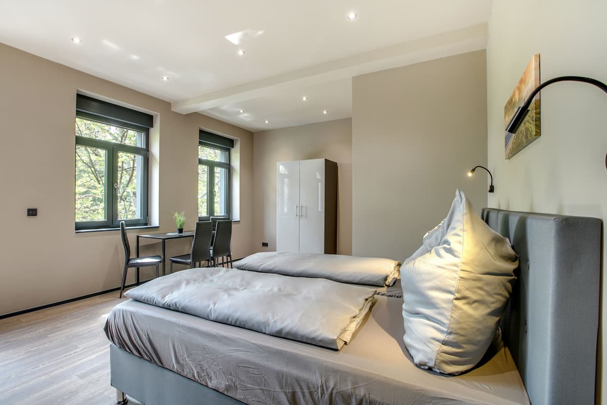 Apartamento básico, 2 quartos, cozinha | Roupas de cama premium, escrivaninha, ferros/tábuas de passar roupa