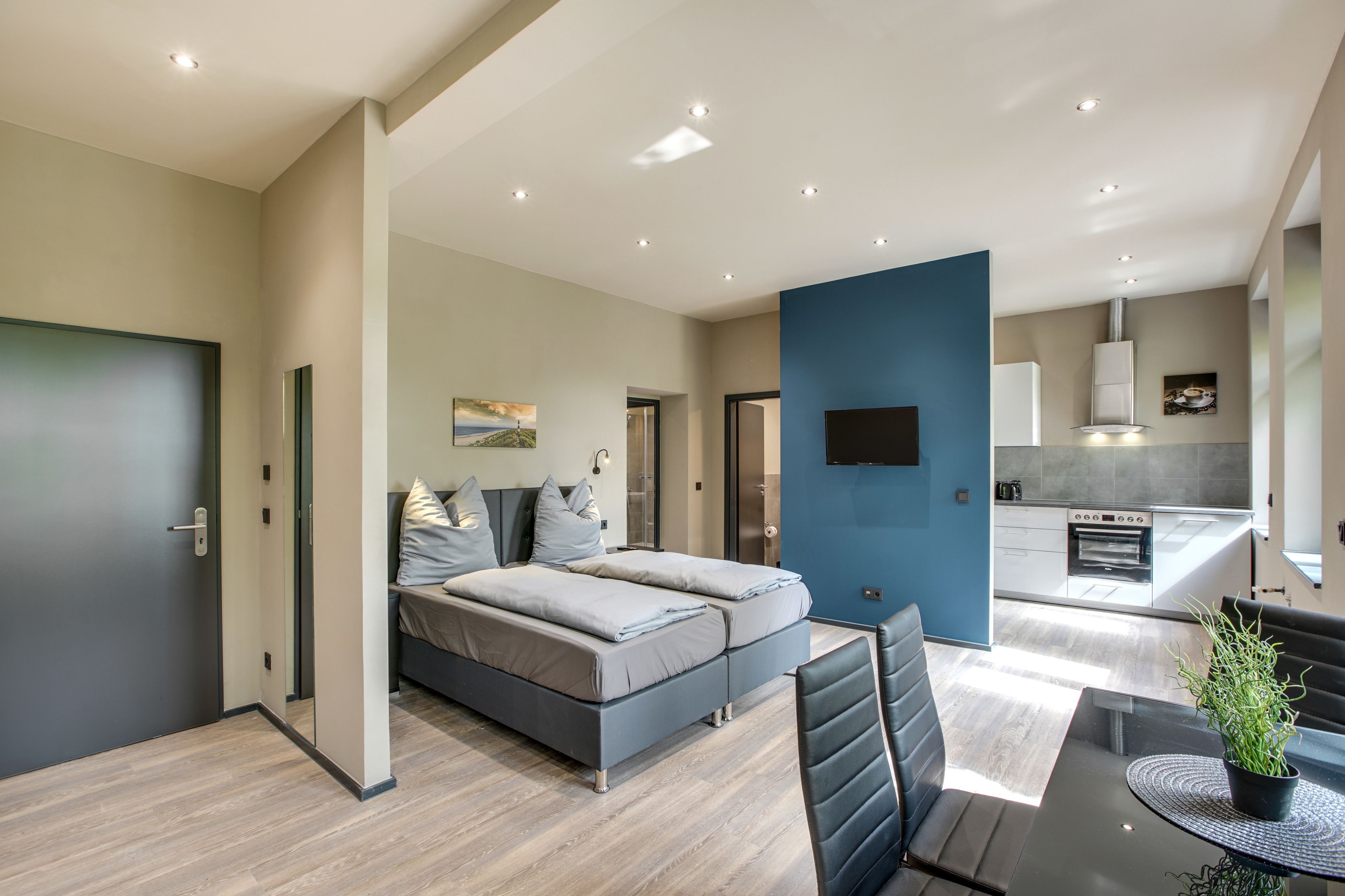 Seprai premium, meja kerja, setrika/meja setrika, dan Wi-Fi gratis