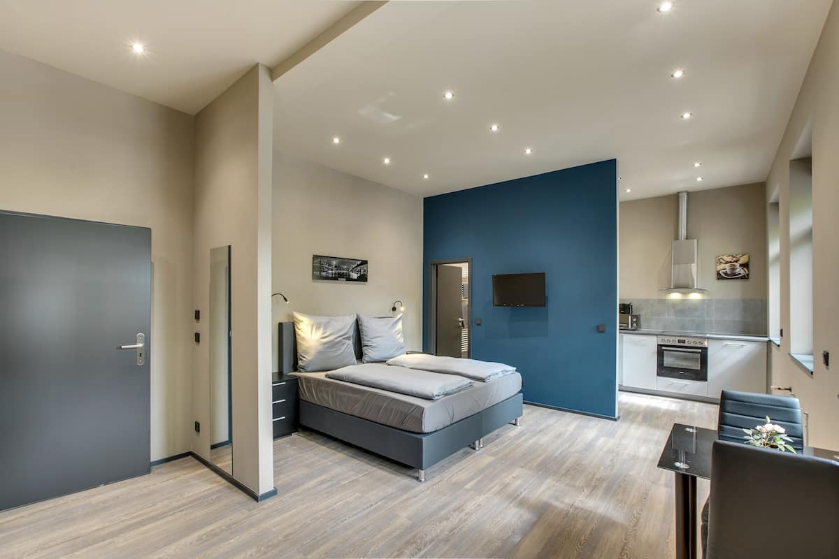 Apartamento clássico, 1 quarto, cozinha | Roupas de cama premium, escrivaninha, ferros/tábuas de passar roupa