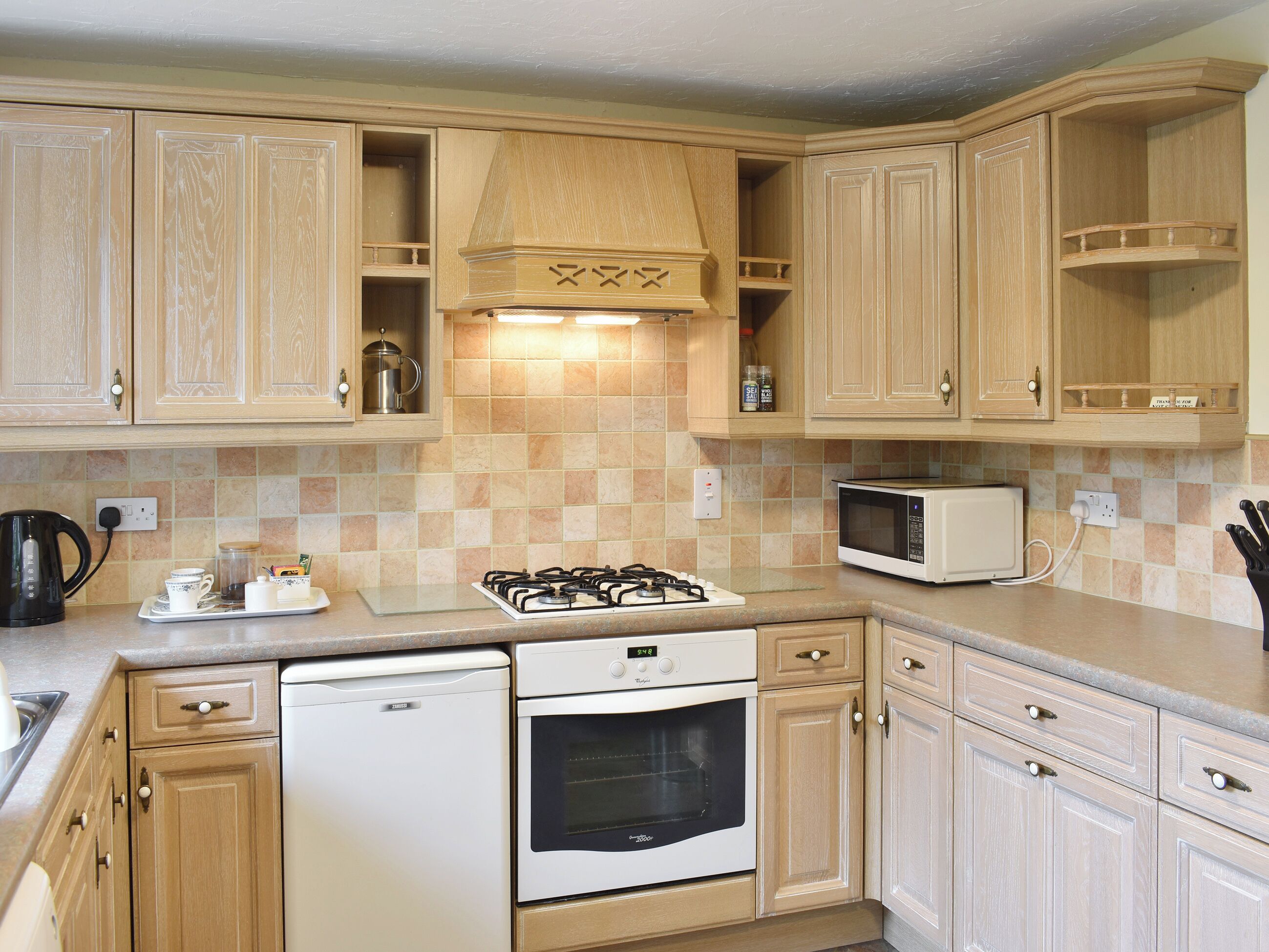 Oppvaskmaskin og høy barnestol