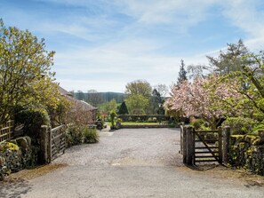 Property grounds - 1 bedroom accommodation in Endmoor, near Kendal (Endmoor, near Kendal)