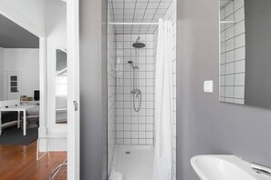 Toalettartikler (inkludert), hårføner og håndklær