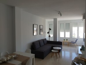 TV - Modern Beachfront Apartment (El Puerto de Sta María)