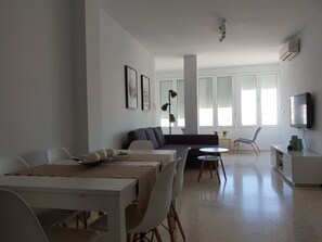Dining - Modern Beachfront Apartment (El Puerto de Sta María)